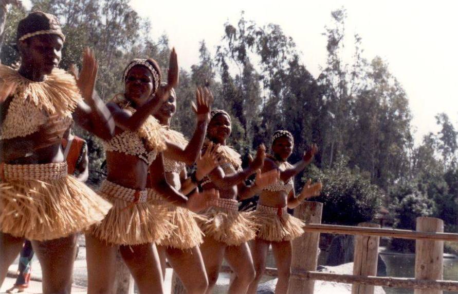 来自Diamano Coura西非舞蹈团的舞者